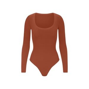 SKIMS FITS EVERYBODY LONG SLEEVE SCOOP BODYSUIT